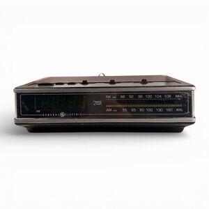 Vintage General Electric Faux Woodgrain Digital Alarm Clock Radio 74675A WORKING